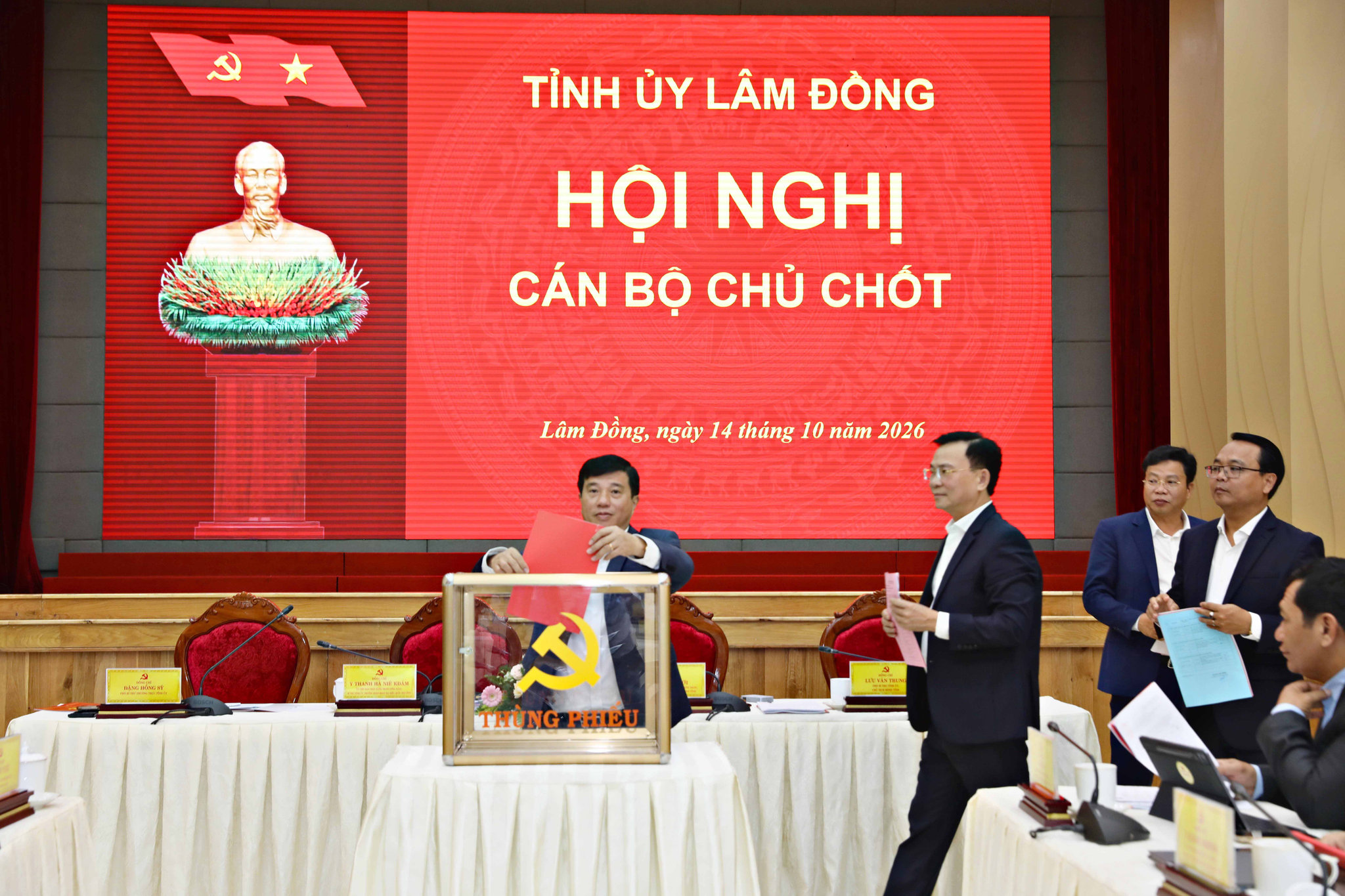 Các đồng chí Thường trực Tỉnh ủy Lâm Đồng bỏ phiếu bầu cán bộ chủ chốt