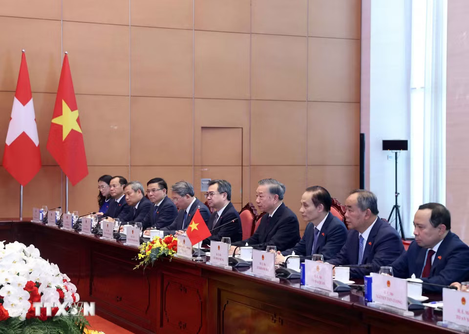 Tổng Bí thư, Chủ tịch nước Tô Lâm và thành viên đoàn cấp cao Việt Nam tại cuộc hội đàm với Tổng thống Thụy Sĩ Guy Parmelin. (Ảnh: Thống Nhất/TTXVN)