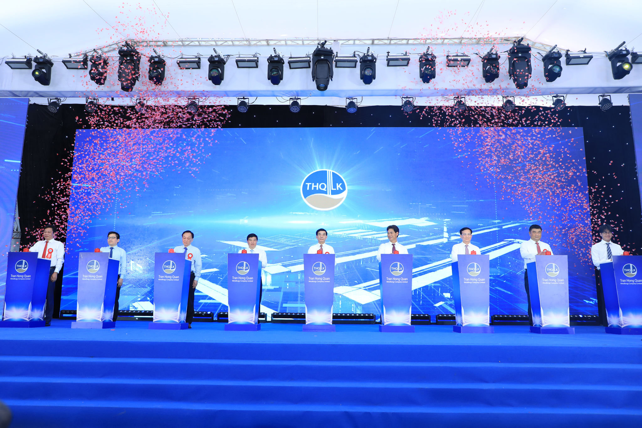 Các đại biểu thực hiện nghi thức công bố sản phẩm nhôm thỏi đầu tiên tại Việt Nam tại Nhà máy Điện phân nhôm Đắk Nông ngày 26/7/2026