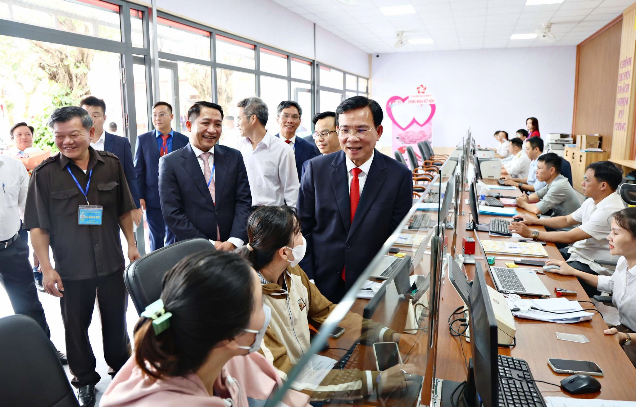 Đồng chí Hồ Văn Mười, Ủy viên Ban Chấp hành Trung ương Đảng, Phó Bí thư Tỉnh ủy, Chủ tịch UBND tỉnh Lâm Đồng kiểm tra hoạt động tại Trung tâm Phục vụ hành chính công xã Nhân Cơ 