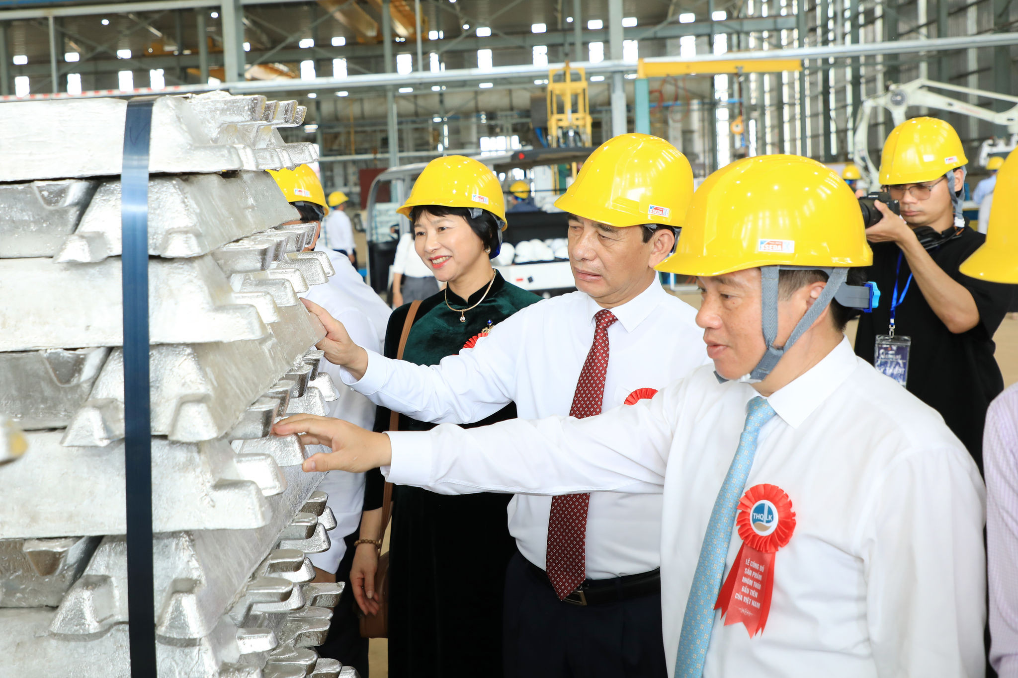 Phó Thủ tướng Chính phủ, Bộ trưởng Bộ Quốc phòng Phan Văn Giang và lãnh đạo tỉnh Lâm Đồng tham quan xưởng đúc nhôm thuộc Nhà máy Điện phân nhôm Đắk Nông