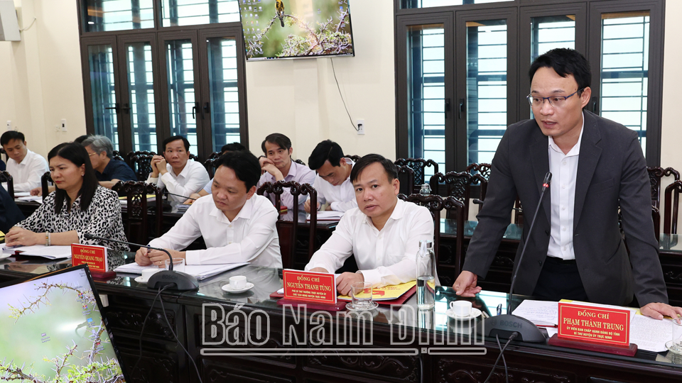 Đồng chí Bí thư Huyện uỷ Trực Ninh Phạm Thanh Trung báo cáo các nội dung làm việc với Đoàn công tác.