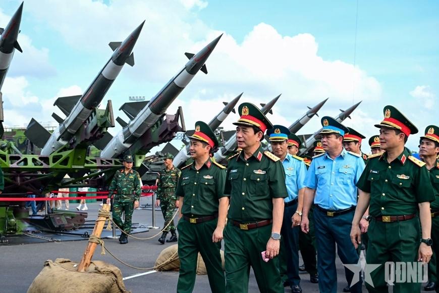 Đại tướng Phan Văn Giang, Ủy viên Bộ Chính trị, Phó Bí thư Quân ủy Trung ương, Bộ trưởng Bộ Quốc phòng kiểm tra khu trưng bày của Bộ Quốc phòng tại Triển lãm thành tựu đất nước “80 năm hành trình Độc lập-Tự do-Hạnh phúc”, tháng 9-2025. Ảnh: VIỆT TRUNG