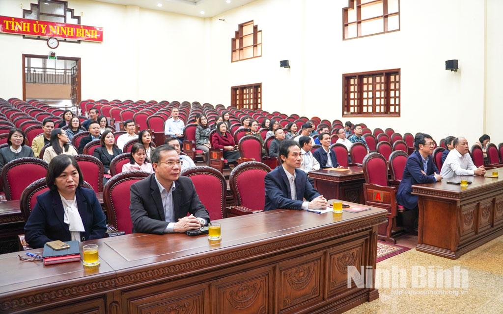 Các đại biểu dự hội nghị tại điểm cầu Tỉnh ủy Ninh Bình.