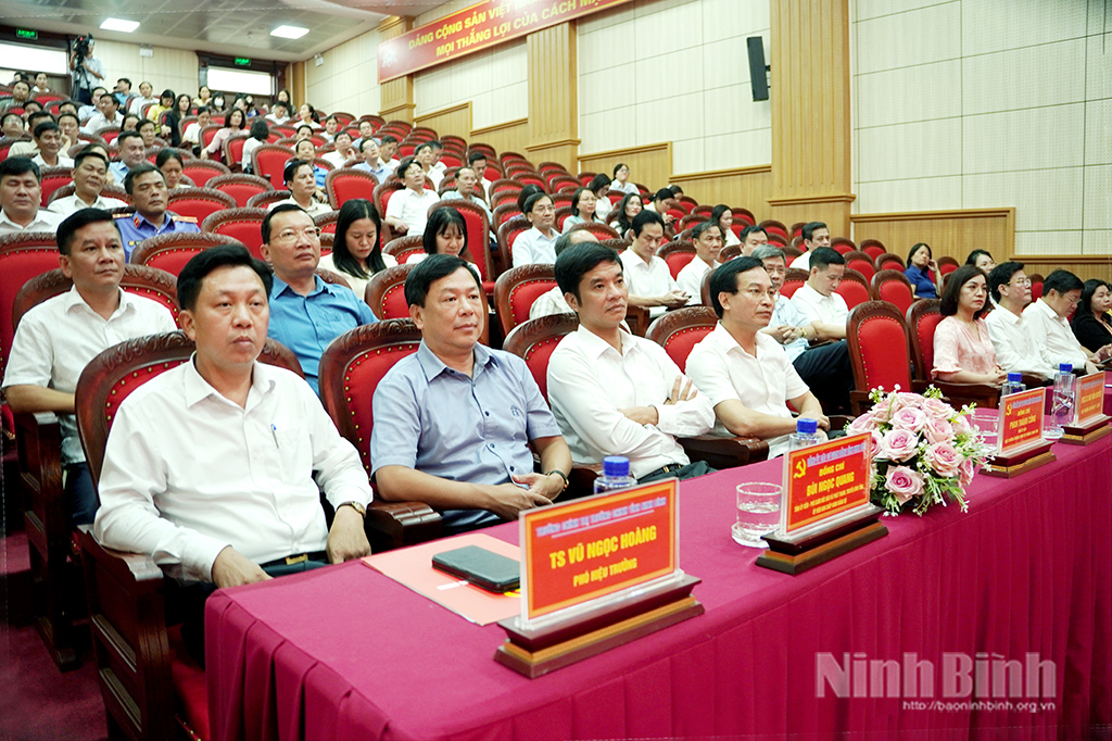Các đại biểu dự hội nghị.