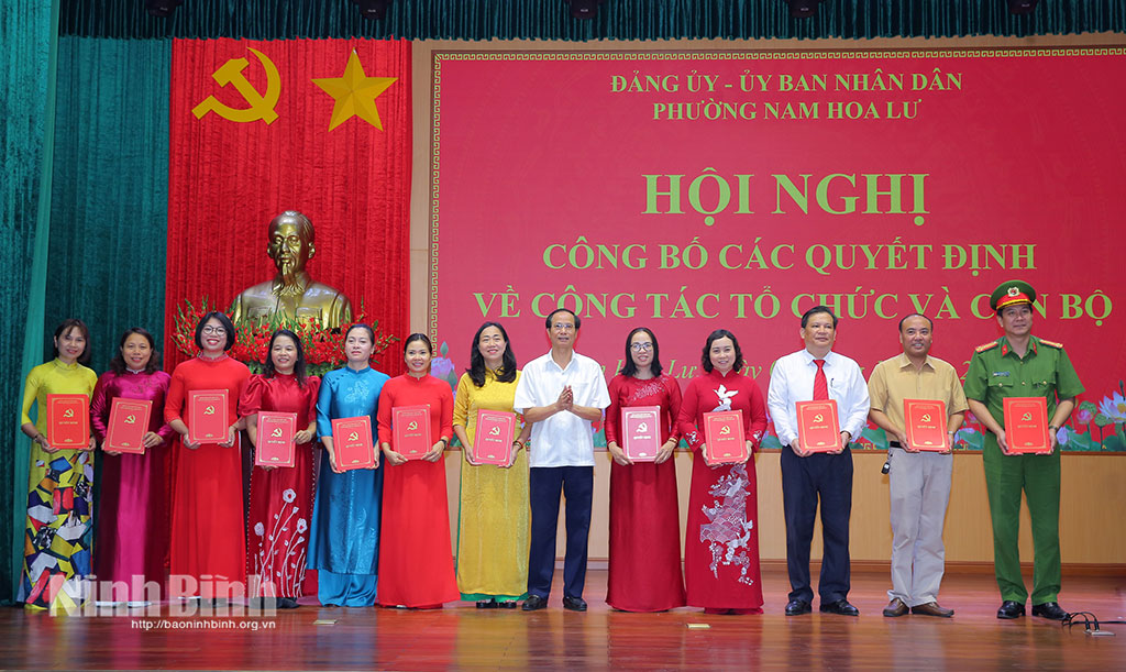 Đồng chí Bùi Thiện Thi, Tỉnh ủy viên, Bí thư Đảng ủy, Chủ tịch HĐND phường trao quyết định thành lập các Đảng bộ.