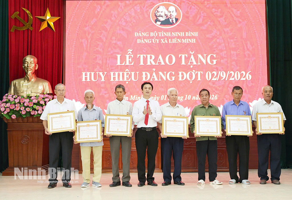 Đồng chí Nguyễn Toàn Thắng, Tỉnh ủy viên, Phó Trưởng Ban Tuyên giáo Tỉnh ủy trao tặng Huy hiệu Đảng cho đảng viên.