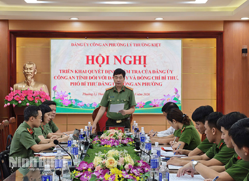 Đại tá Trần Xuân Phú, Phó Bí thư Đảng ủy, Phó Giám đốc Công an tỉnh, Trưởng đoàn kiểm tra phát biểu tại Hội nghị công bố Quyết định kiểm tra đối với Đảng ủy và đồng chí Bí thư, Phó Bí thư Đảng ủy Công an phường Lý Thường Kiệt. Ảnh: CTV