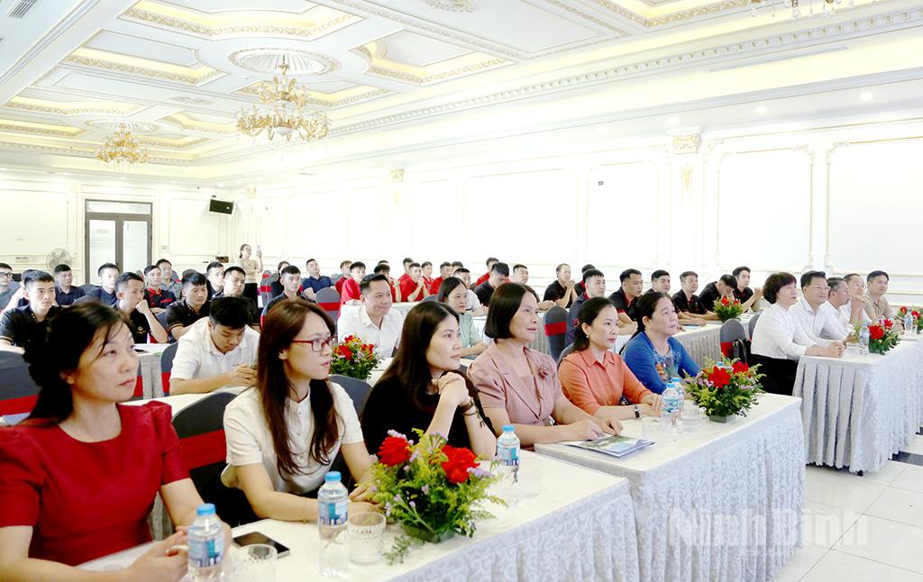 Các đại biểu và học viên dự khai giảng khóa học.