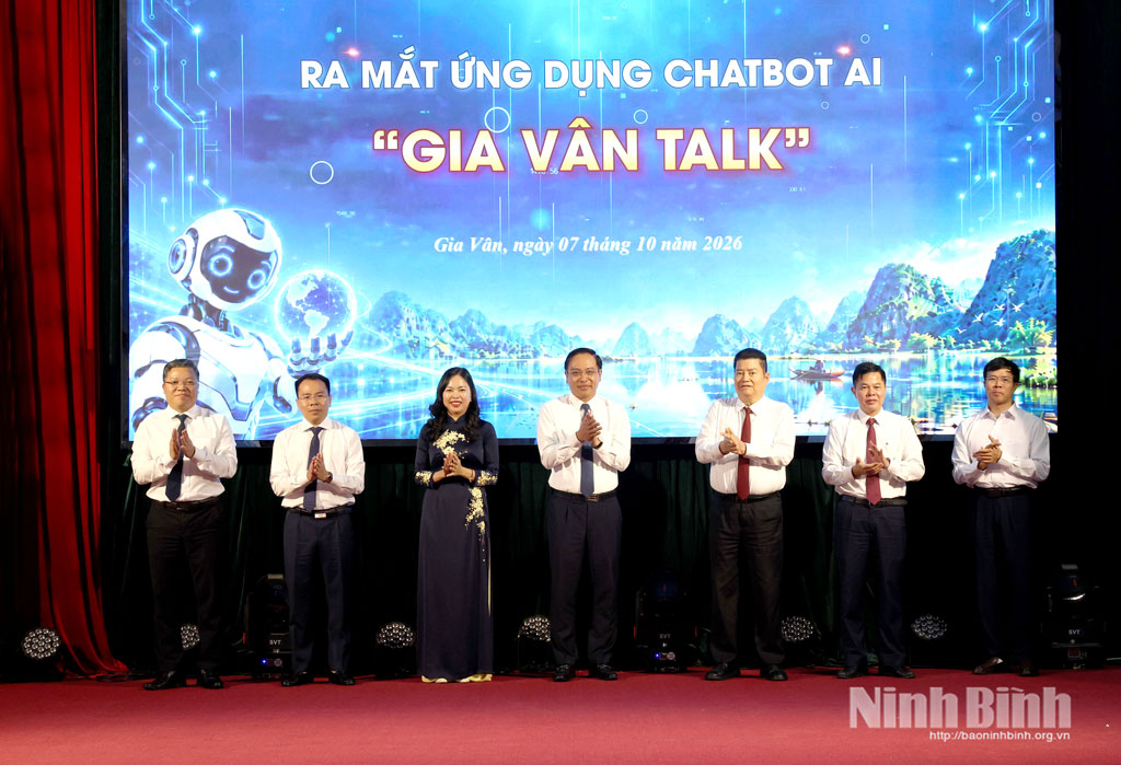 Các đại biểu thực hiện nghi thức kích hoạt, ra mắt phần mềm Chatbot AI “Gia Vân Talk”.