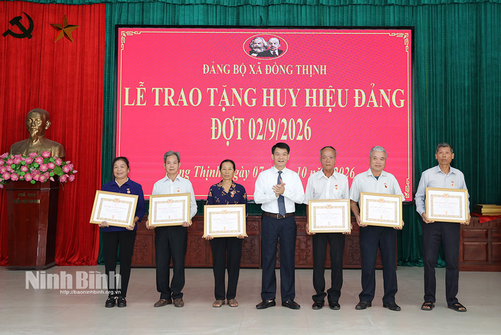 Đồng chí Nguyễn Đức Toàn, Ủy viên Ban Thường vụ Tỉnh ủy, Trưởng Ban Tuyên giáo Tỉnh ủy trao tặng Huy hiệu Đảng cho các đảng viên xã Đồng Thịnh.