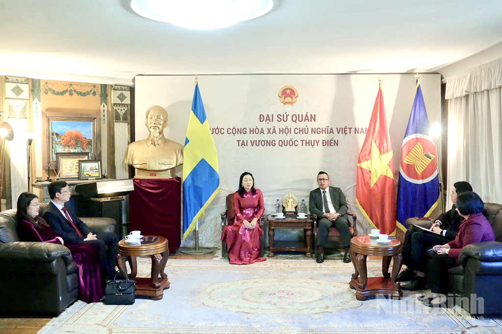 Quang cảnh buổi làm việc của Đoàn công tác tỉnh Ninh Bình tại Đại sứ quán Việt Nam tại Thụy Điển.