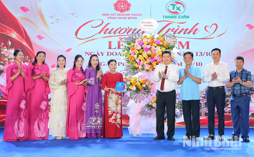 Ông Nguyễn Xuân Thành, Chủ tịch Hiệp hội Doanh nghiệp tỉnh tặng hoa chúc mừng Hội Nữ doanh nhân tỉnh.