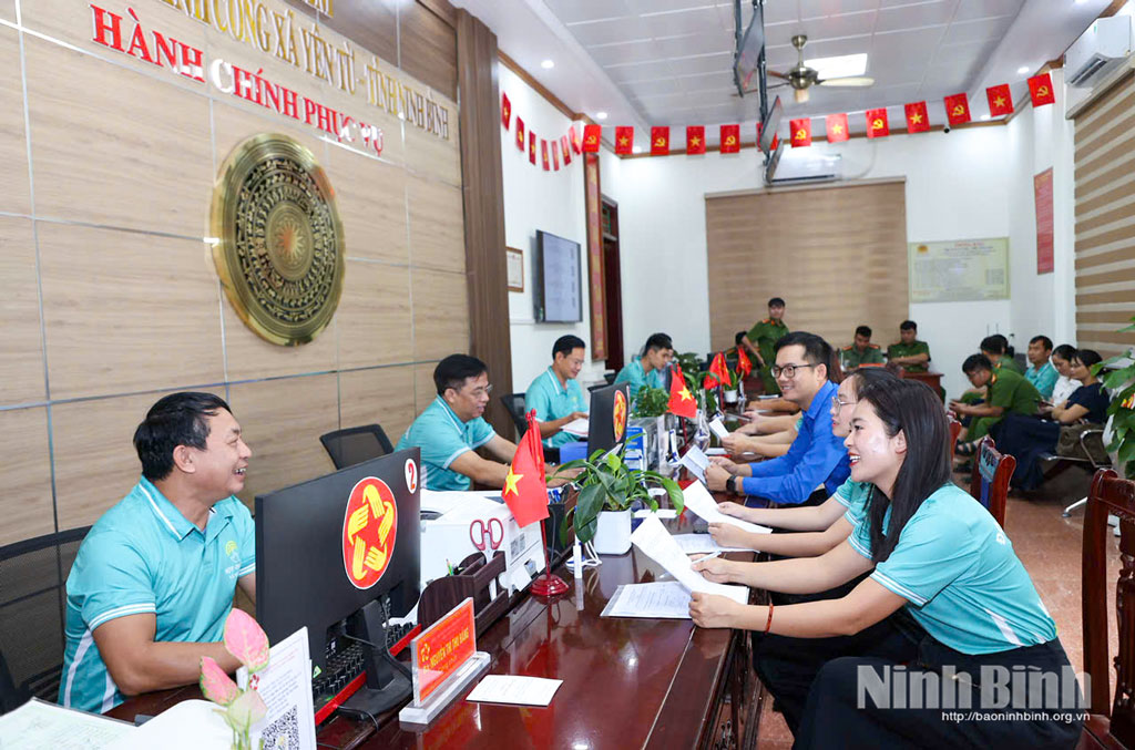 Đội đặc nhiệm hành chính xã Yên Từ sẵn sàng hỗ trợ người dân tham gia chuyển đổi số. Ảnh: Đức Lam