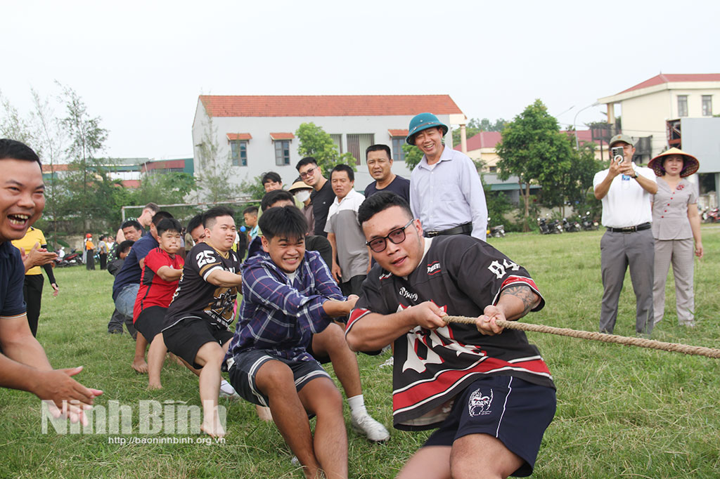 Phần thi kéo co thu hút sự cổ vũ nhiệt tình của nhân dân.