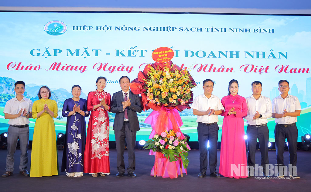 Lãnh đạo Sở Nông nghiệp và Môi trường tặng hoa chúc mừng Hiệp hội Nông nghiệp sạch tỉnh Ninh Bình.