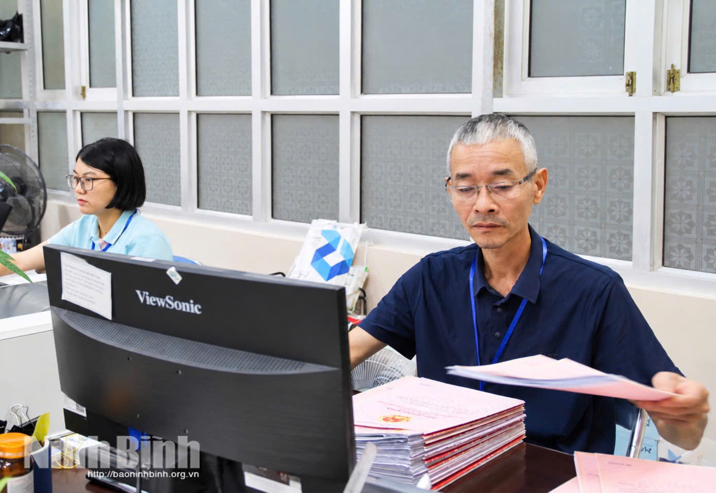 Cán bộ Văn phòng đăng ký đất đai Nam Định rà soát thông tin các Giấy chứng nhận quyền sử dụng đất.