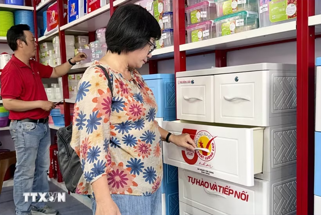 Sản phẩm in logo 30 năm hàng Việt Nam chất lượng cao. (Ảnh: Mỹ Phương/TTXVN)