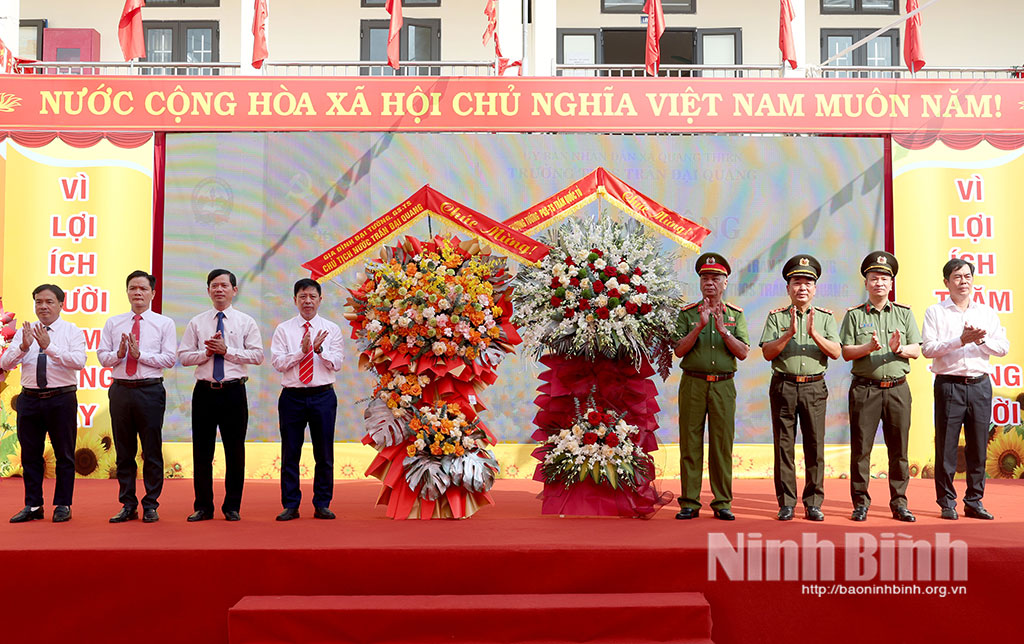 Đại diện gia đình Chủ tịch nước Trần Đại Quang tặng hoa chúc mừng nhà trường.