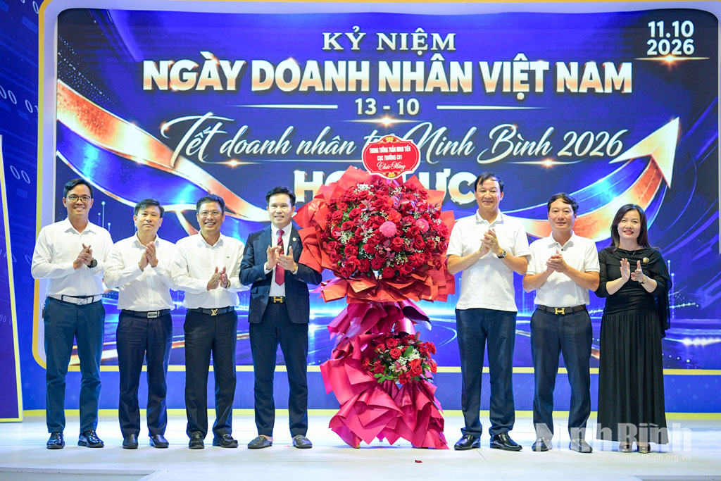 Trung tướng Trần Minh Tiến, Cục trưởng Cục Cảnh sát điều tra tội phạm về trật tự xã hội, Bộ Công an tặng hoa chúc mừng Hội Doanh nhân trẻ tỉnh.