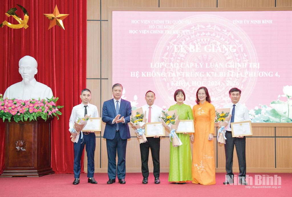 Đồng chí Đinh Việt Dũng, Ủy viên Ban Thường vụ Tỉnh ủy, Trưởng Ban Tổ chức Tỉnh ủy và lãnh đạo Học viện Chính trị khu vực I khen thưởng cho các học viên có thành tích xuất sắc tại Lễ bế giảng Lớp Cao cấp LLCT hệ không tập trung, khóa học 2024-2026. Ảnh: Nguyễn Trường