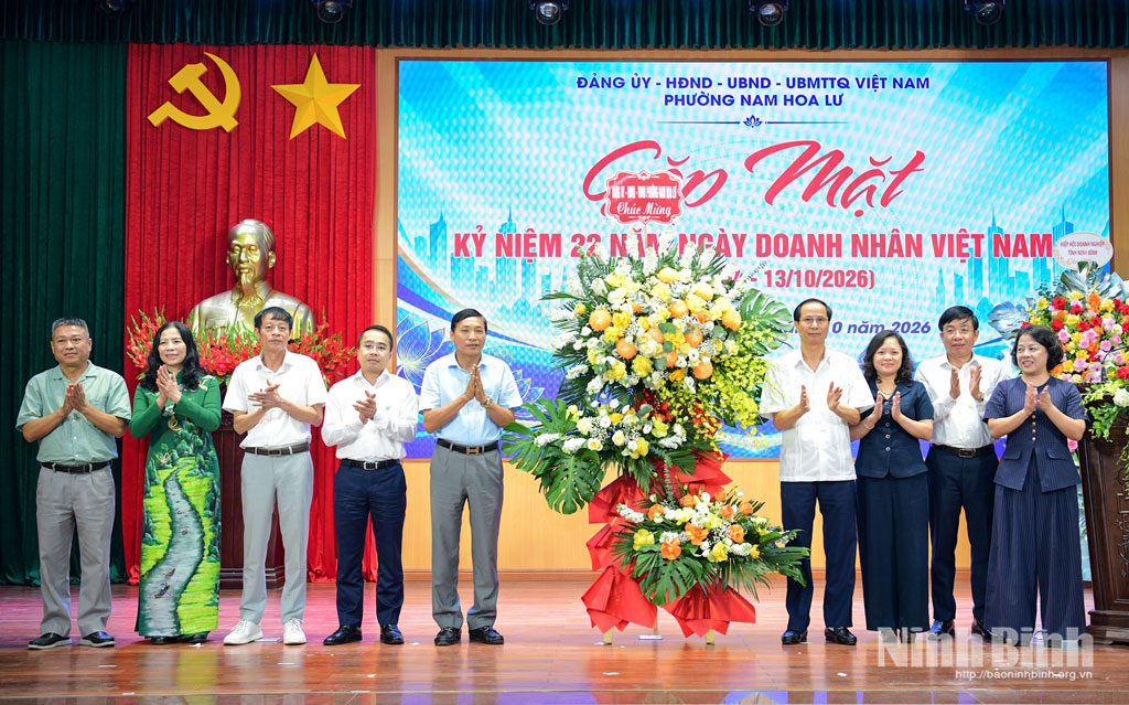 Đồng chí Bùi Thiện Thi, Tỉnh ủy viên, Bí thư Đảng ủy, Chủ tịch HĐND phường và các đồng chí lãnh đạo phường Nam Hoa Lư tặng hoa chúc mừng các doanh nghiệp đóng trên địa bàn phường.