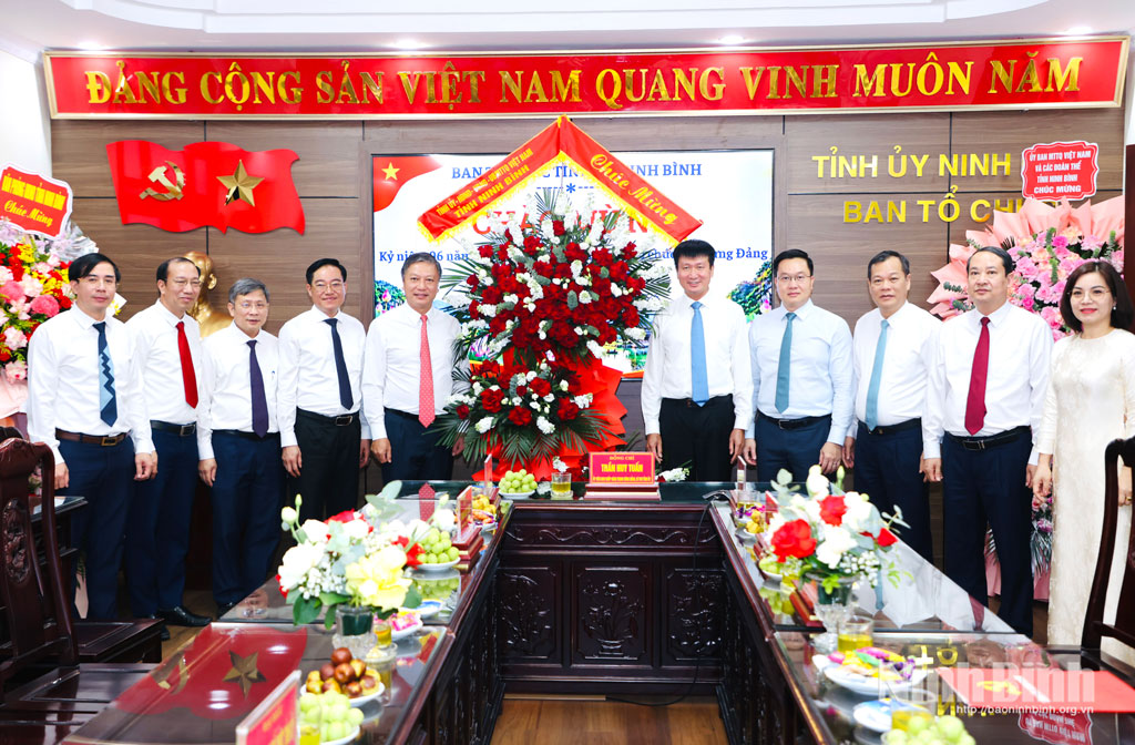 Các đồng chí Thường trực Tỉnh ủy tặng hoa chúc mừng tập thể lãnh đạo, cán bộ, công chức Ban Tổ chức Tỉnh ủy nhân kỷ niệm ngày truyền thống.