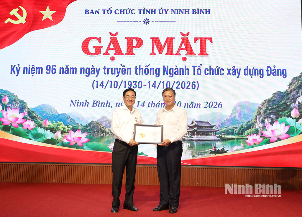 Đồng chí Đinh Việt Dũng, Ủy viên Ban Thường vụ Tỉnh ủy, Trưởng Ban Tổ chức Tỉnh ủy trao Kỷ niệm chương “Vì sự nghiệp công tác tổ chức xây dựng Đảng” của Ban Tổ chức Trung ương cho đồng chí Trần Đức Thuấn, Tỉnh ủy viên, Phó Trưởng ban Thường trực Ban Tổ chức Tỉnh ủy.