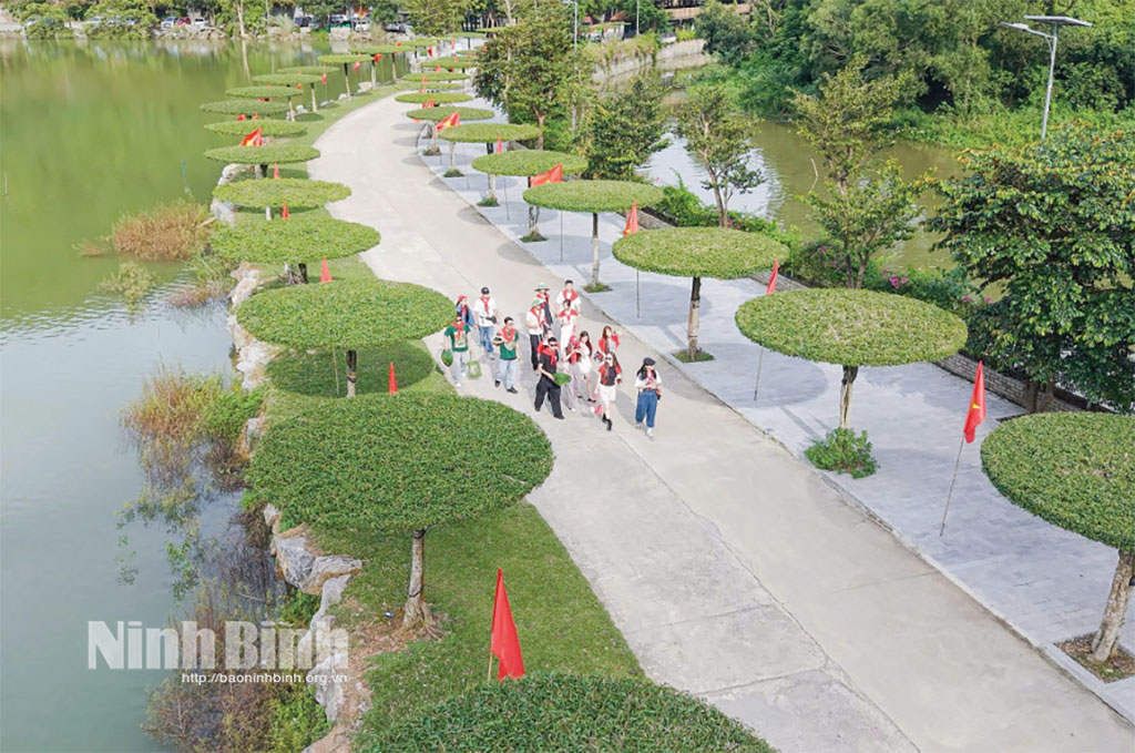 Du khách tham quan Khu du lịch sinh thái Thung Nham, phường Nam Hoa Lư.