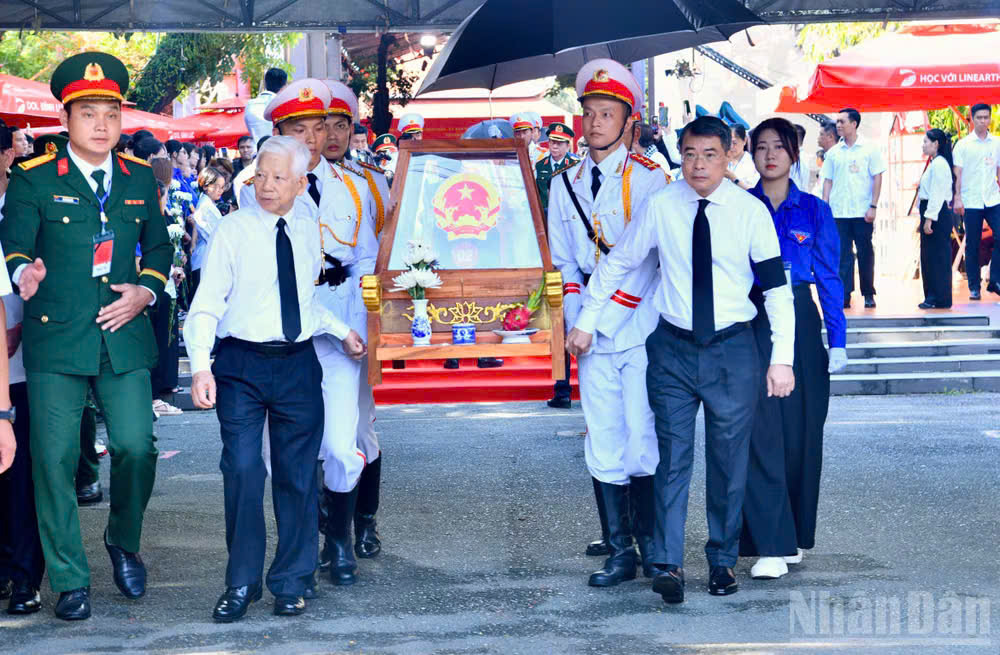 Nguyên Chủ tịch nước Nguyễn Minh Triết và Thủ tướng Chính phủ Lê Minh Hưng cùng thực hiện nghi thức đưa hài cốt các Anh hùng liệt sĩ từ Công viên Lê Thị Riêng về Nghĩa trang Liệt sĩ Thành phố Hồ Chí Minh. (Ảnh: THANH GIANG)