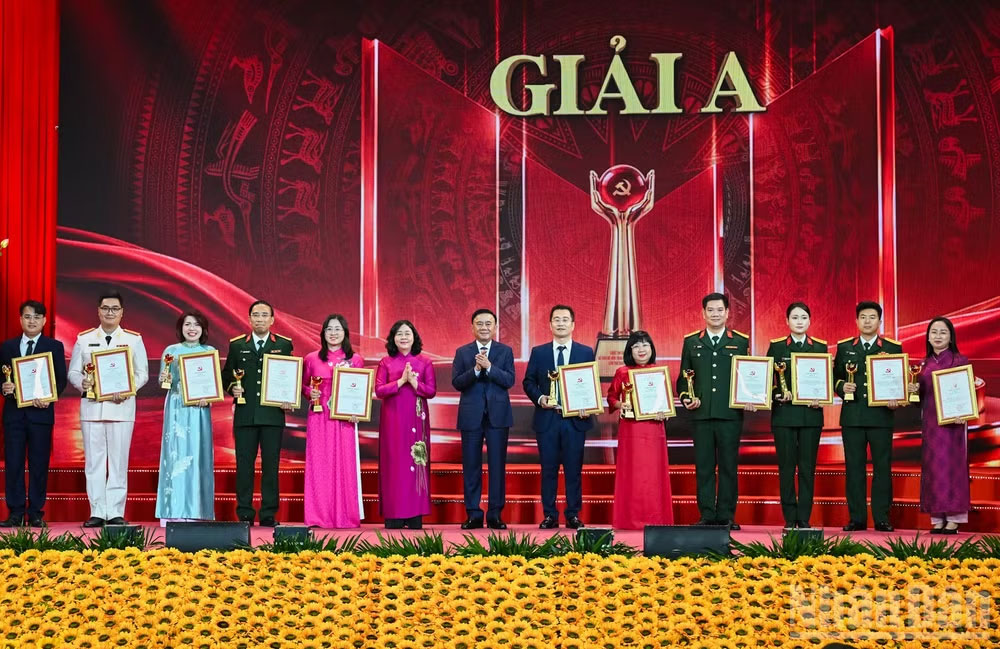 Thường trực Ban Bí thư Trần Cẩm Tú và Chủ tịch Ủy ban Trung ương Mặt trận Tổ quốc Việt Nam Bùi Thị Minh Hoài trao giải A cho các tác giả, nhóm tác giả. (Ảnh: DUY LINH)