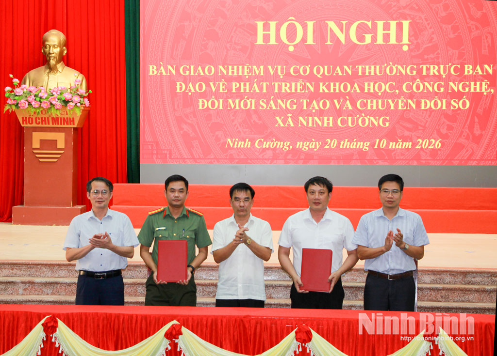 Bàn giao nhiệm vụ cơ quan thường trực Ban Chỉ đạo về phát triển khoa học, công nghệ, đổi mới sáng tạo và chuyển đổi số xã Ninh Cường cho Công an xã quản lý.