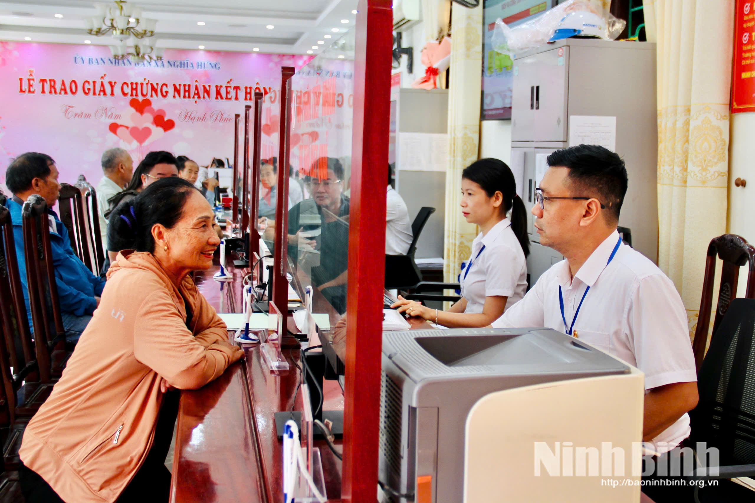 Cán bộ Trung tâm Phục vụ hành chính công xã Nghĩa Hưng tận tình hướng dẫn người dân khi đến giải quyết thủ tục, hồ sơ.