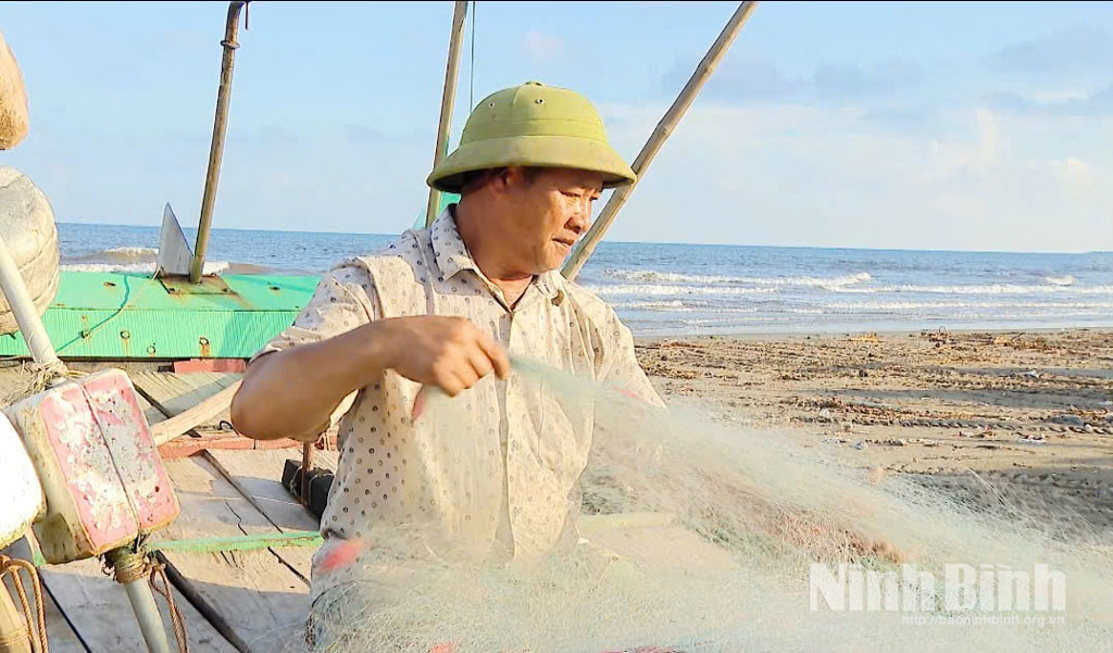 Ngư dân xã Hải Tiến chuẩn bị ngư lưới cụ cho chuyến ra khơi đánh bắt hải sản.