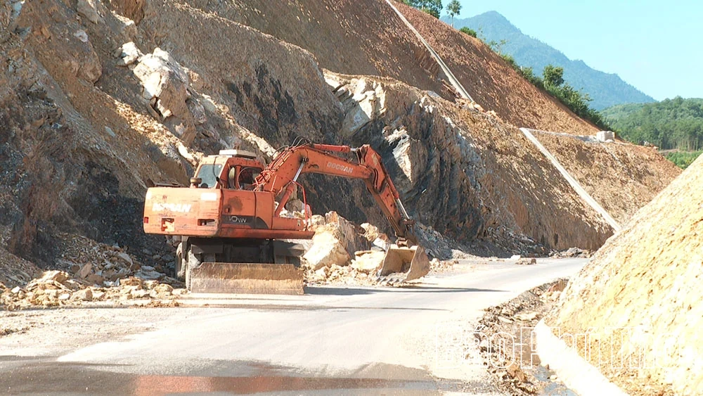 Sạt lở tại Km2+900, tuyến đường Quang Tiến - Thịnh Minh