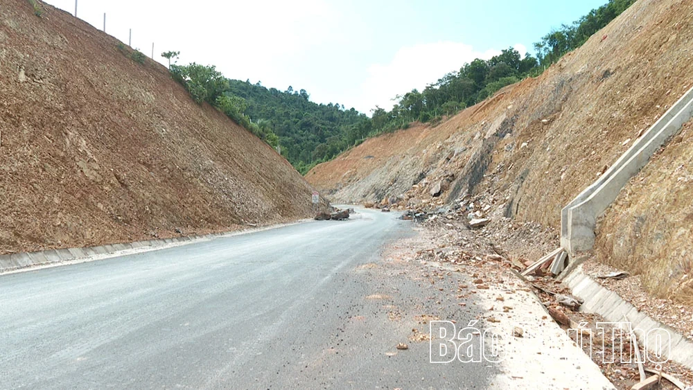 Sạt lở tại Km2+900, tuyến đường Quang Tiến - Thịnh Minh
