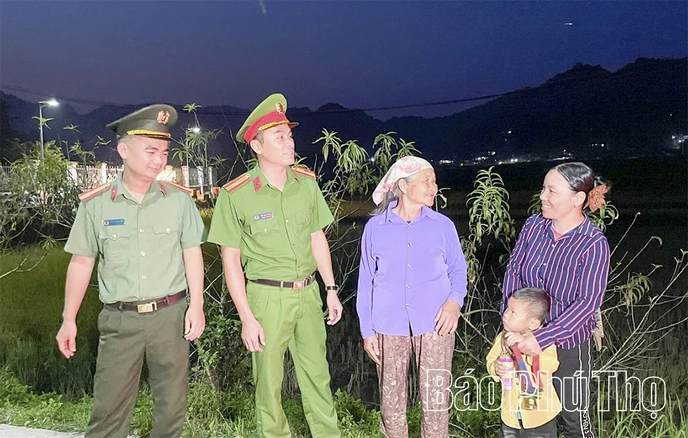 Sáng đường quê, ấm lòng dân