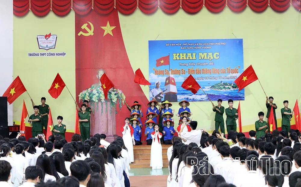 Trưng bày hơn 200 hình ảnh, tư liệu về Hoàng Sa, Trường Sa tại Trường THPT Công Nghiệp