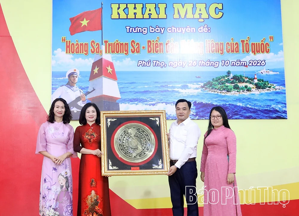 Trưng bày hơn 200 hình ảnh, tư liệu về Hoàng Sa, Trường Sa tại Trường THPT Công Nghiệp