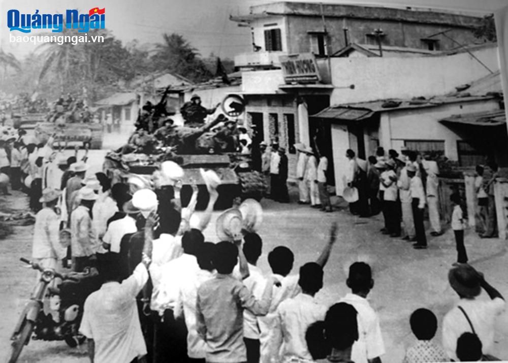 Xe tăng của Quân giải phóng tiến vào giải phóng thị xã Quảng Ngãi ngày 24/3/1975. Ảnh: TL