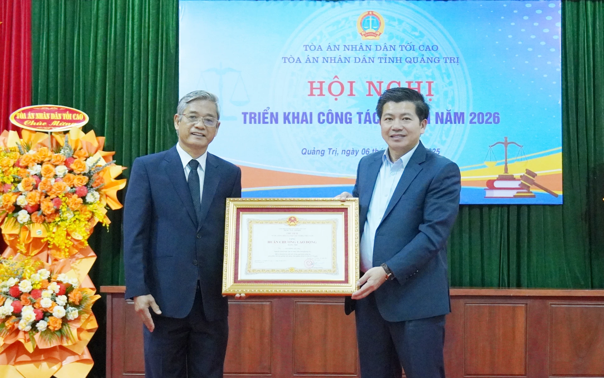 Đồng chí Trần Vũ Khiêm, Phó Bí thư Thường trực Tỉnh ủy trao Huân chương Lao động hạng Nhì cho nguyên Chánh án TAND tỉnh Quảng Trị cũ Lê Hồng Quang. (Ảnh C. H).