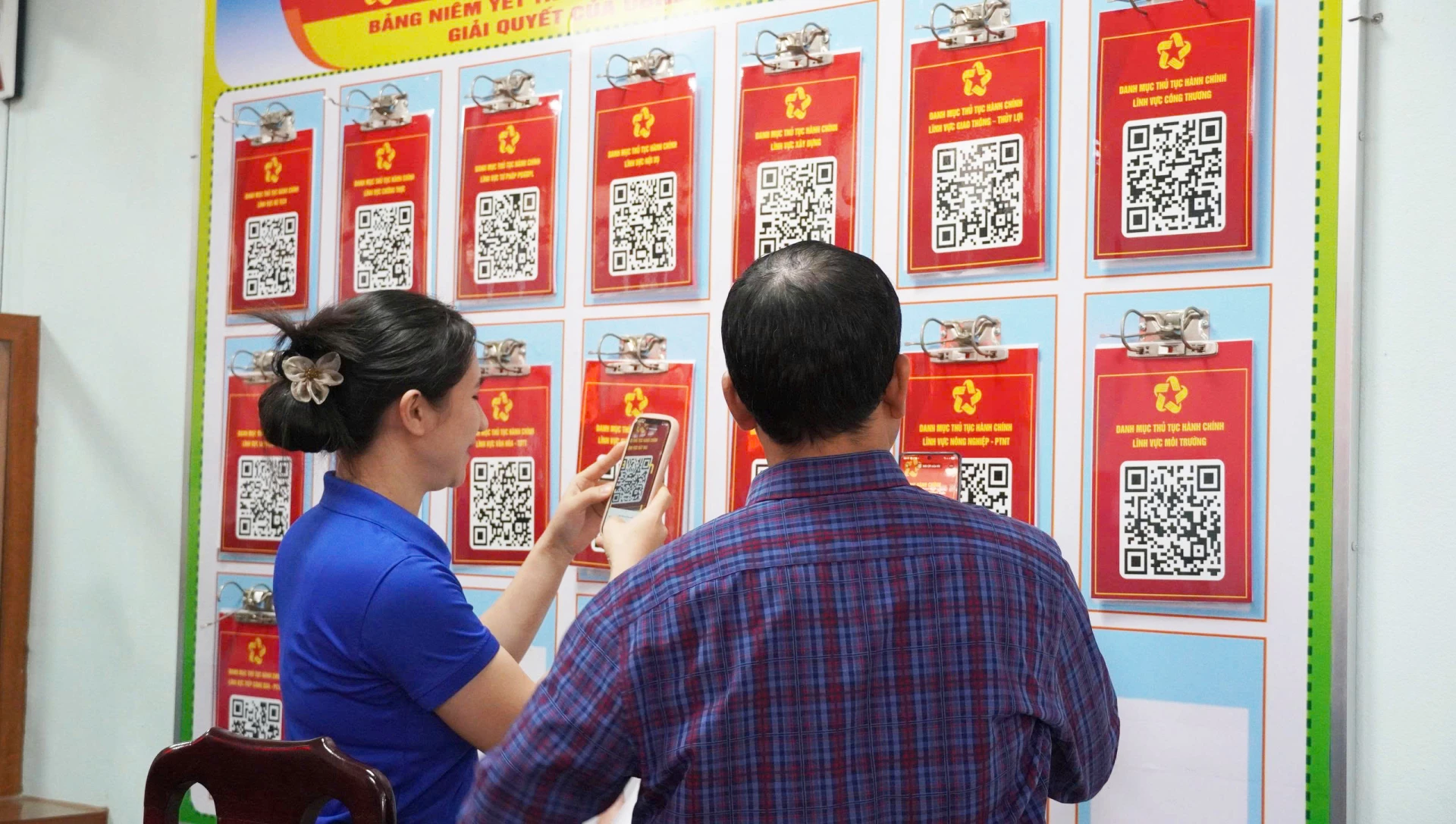 Người dân được hướng dẫn tận tình tại Trung tâm Phục vụ Hành chính công xã Nam Gianh - Ảnh: M.N