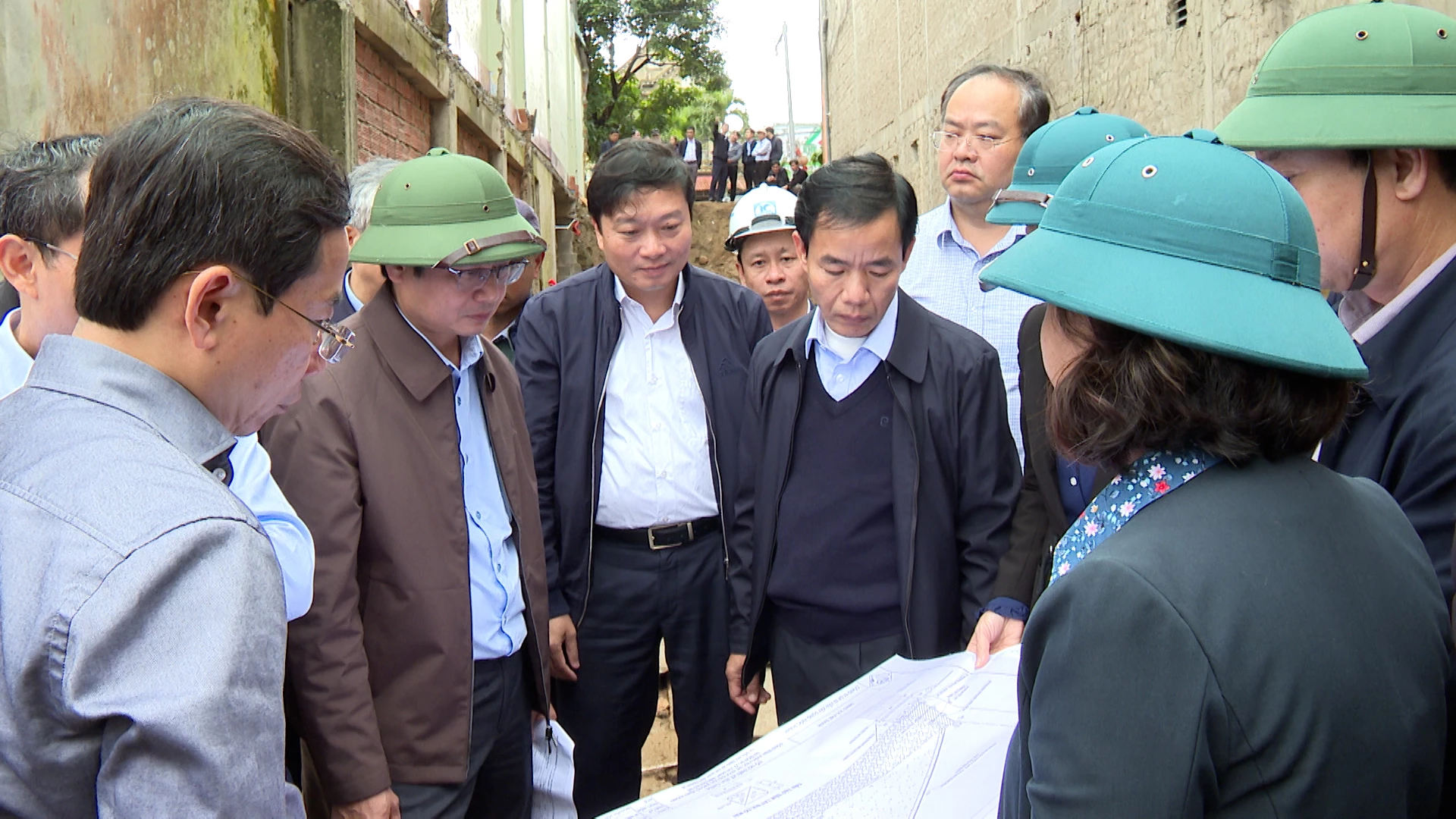 Sở Xây dựng và các đơn vị đã đề xuất phương án khẩn cấp xử lý sụt trượt, đảm bảo an toàn cho người dân