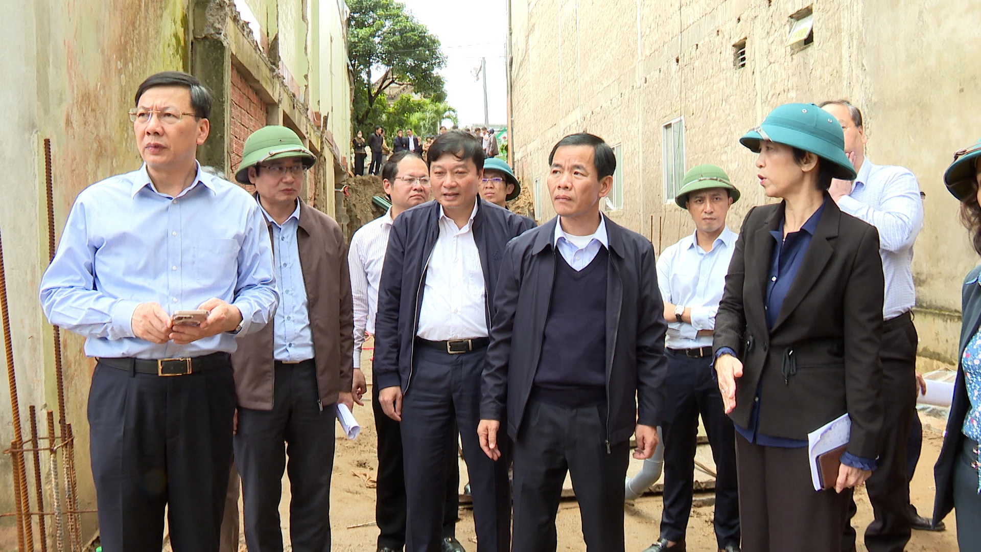 : Đoàn lãnh đạo tỉnh đã đến kiểm tra thực tế điểm sạt lở nghiêm trọng tại khu vực đường Hùng Vương xã Khe Sanh