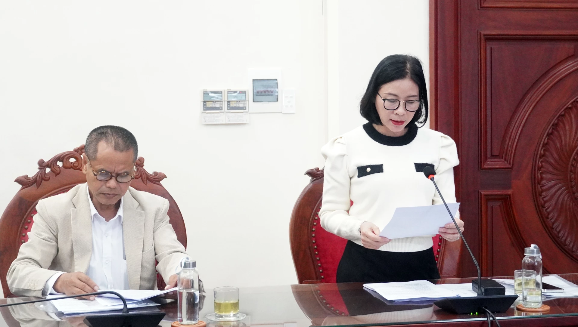 Đại diện lãnh đạo Hội VHNT tỉnh tiếp thu các ý kiến về công tác chuẩn bị đại hội - Ảnh: N.M