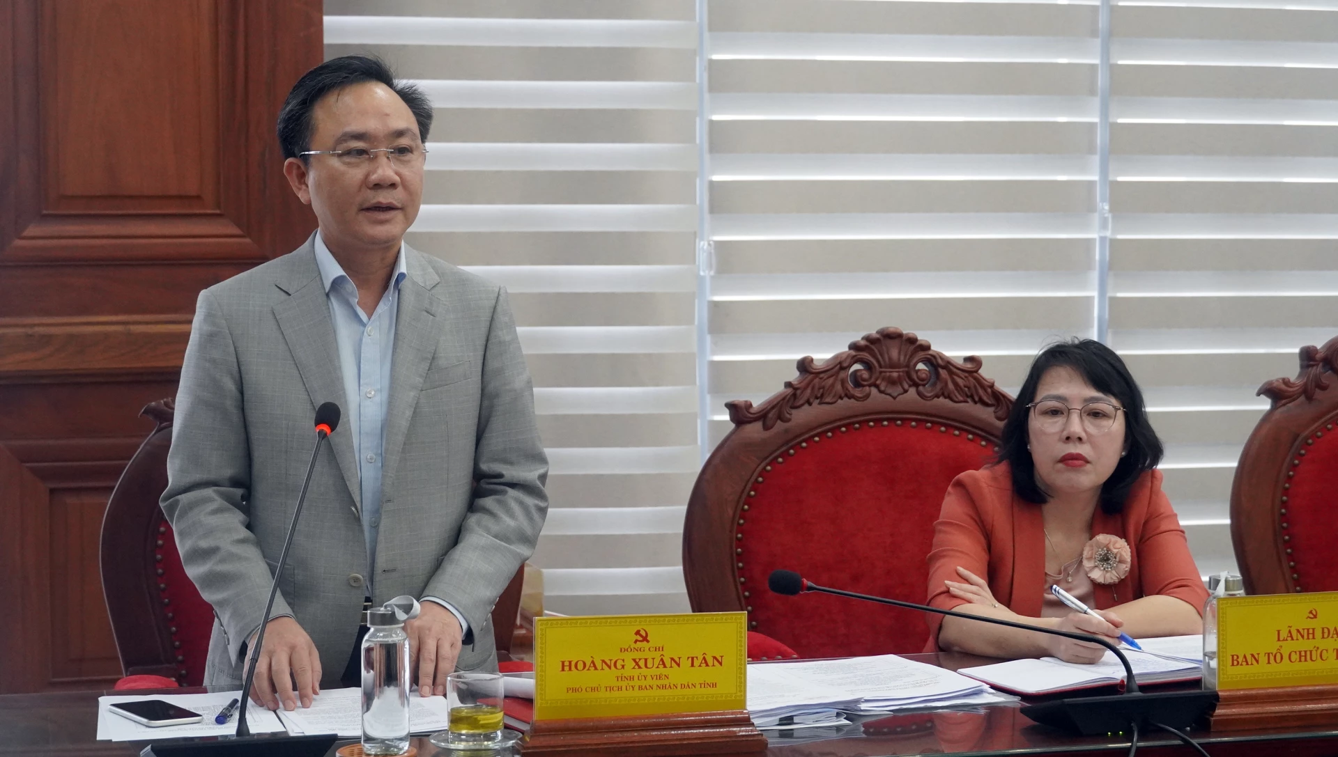 Đồng chí Hoàng Xuân Tân, Phó Chủ tịch UBND tỉnh phát biểu tại hội nghị - Ảnh: N.M