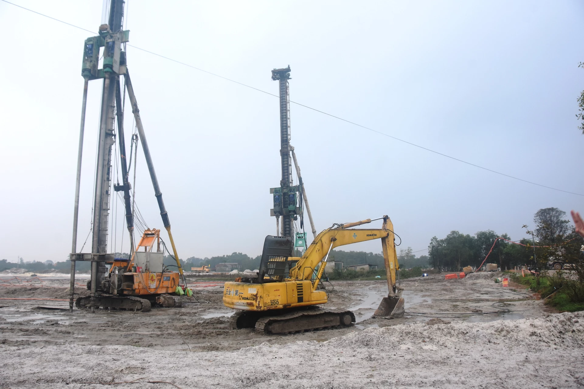 Chủ đầu tư, nhà thầu thi công huy động phương tiện, nhân lực đẩy nhanh tiến độ thi công Dự án đầu tư xây dựng Cảng hàng không Quảng Trị và các công trình liên quan phục vụ dự án - Ảnh: ĐV