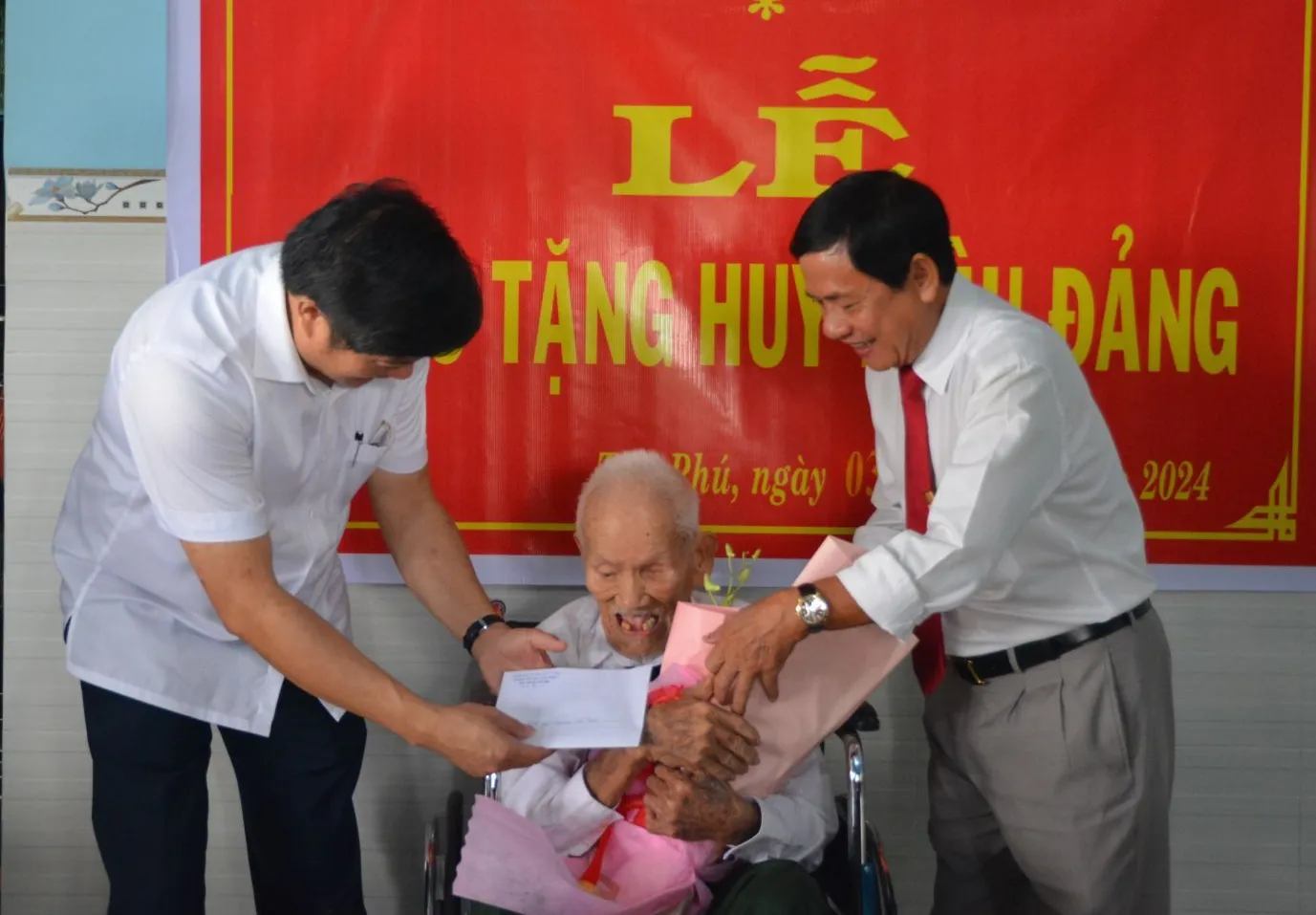 Chủ nhiệm Ủy ban kiểm tra Tỉnh ủy trao tặng huy hiệu 70 năm tuổi Đảng cho đảng viên huyện Tân Châu