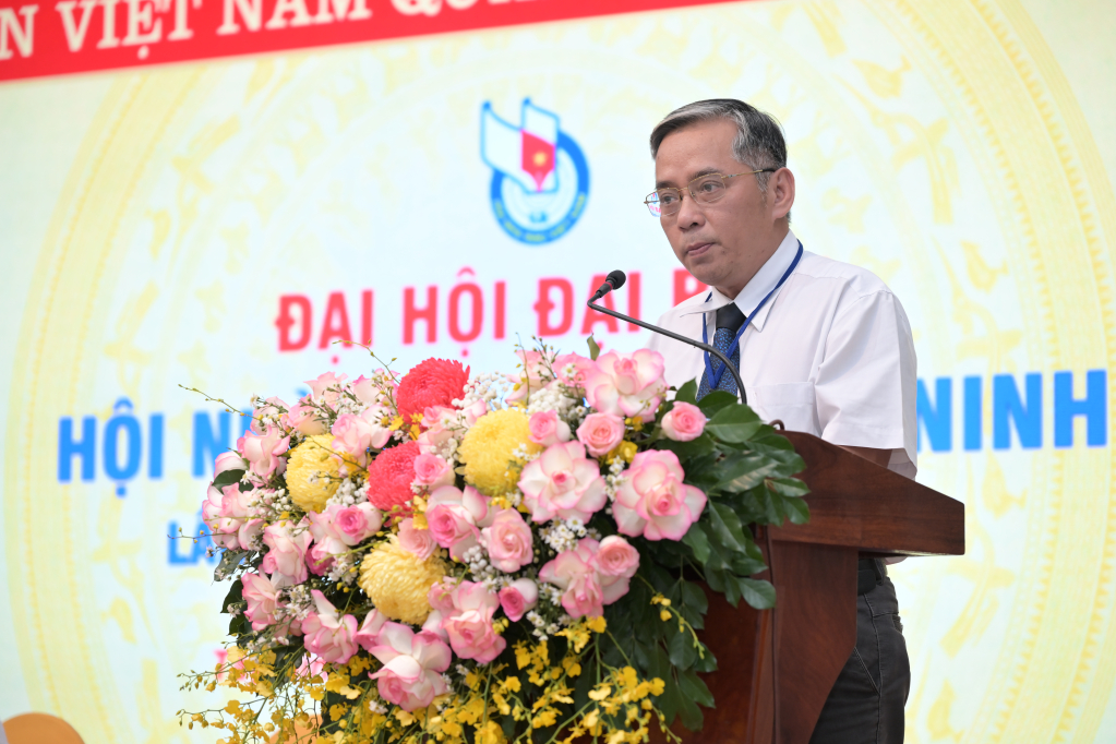 Nhà báo Đặng Hoàng Thái, Phó Giám đốc Báo và phát thanh, truyền hình Tây Ninh thông qua báo cáo tổng hợp ý kiến đóng góp văn kiện 