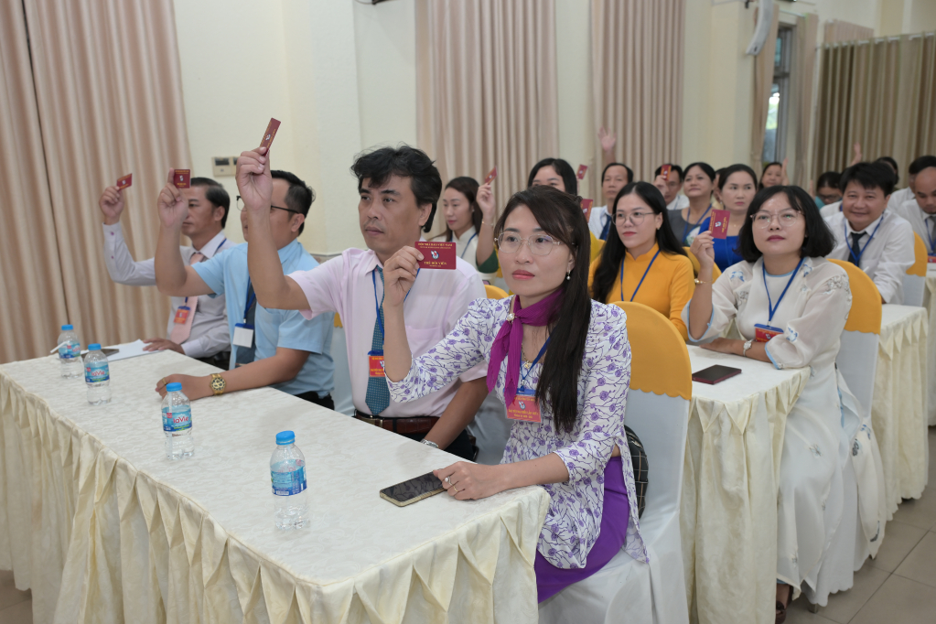 Các đại biểu biểu quyết bầu Ban Chấp hành khoá mới